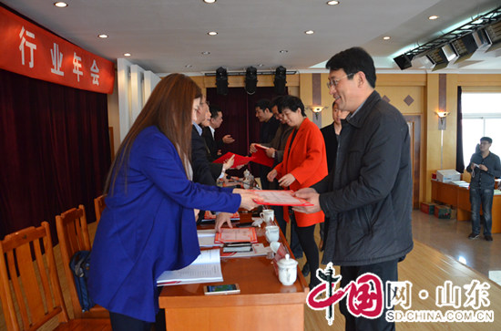 點(diǎn)擊圖片翻到下一頁>> 山東省會(huì)展行業(yè)年會(huì)舉行 發(fā)布《2015山東省會(huì)展業(yè)發(fā)展報(bào)告》
